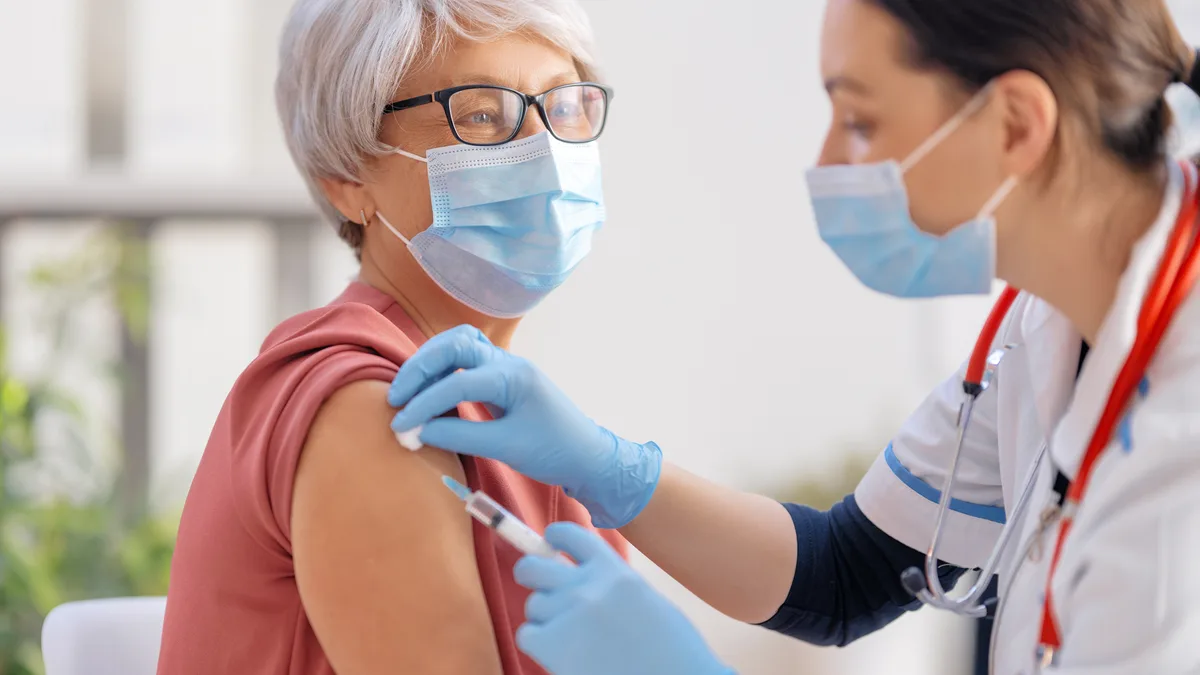 Un patient reçoit une injection dans un centre de vaccination