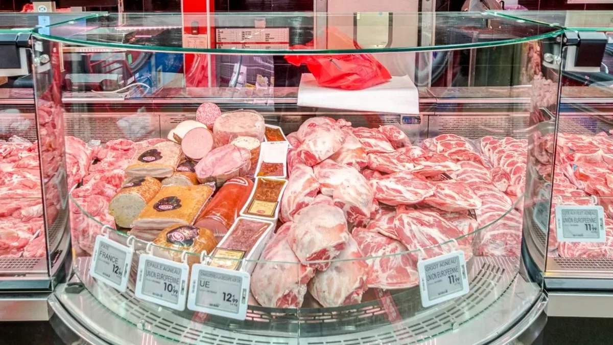 Vitrine réfrigérée d&rsquo;un rayon boucherie
