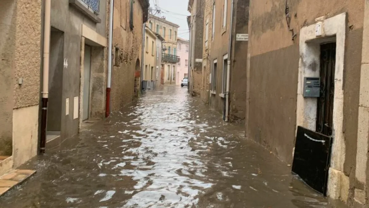 Une rue inondée dans un village du sud de la France