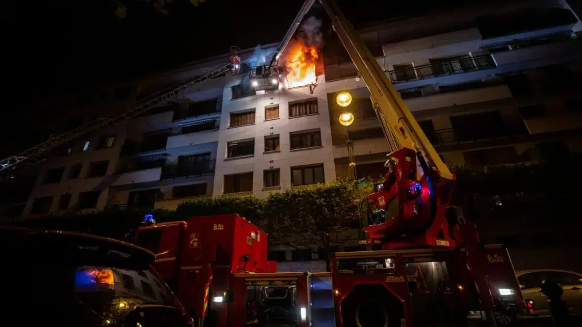 Des pompiers en intervention de nuit sur un immeuble