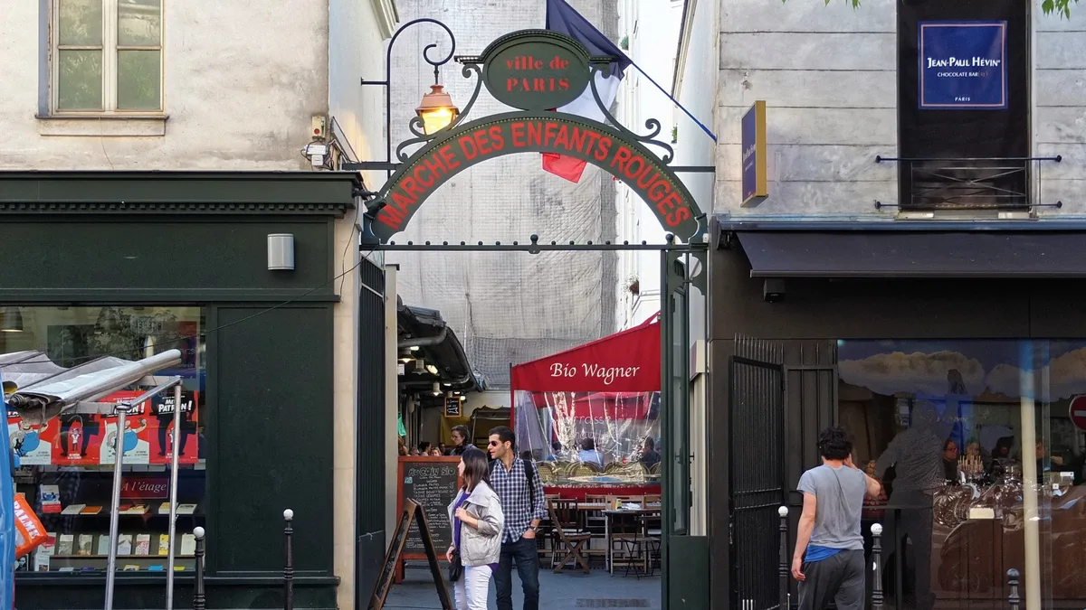 Les allées du marché des Enfants-Rouges, avec ses stands et ses tables, avant l&rsquo;incendie