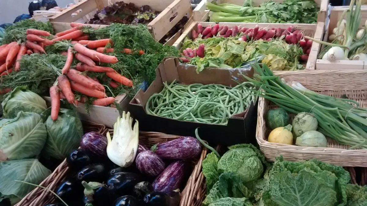Les étals de primeurs du marché des Enfants-Rouges