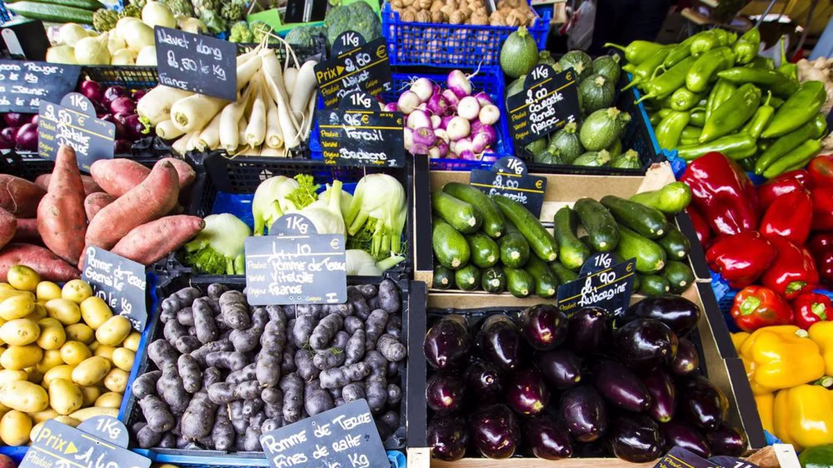Étal de marché en France avec des étiquettes de prix au kilo