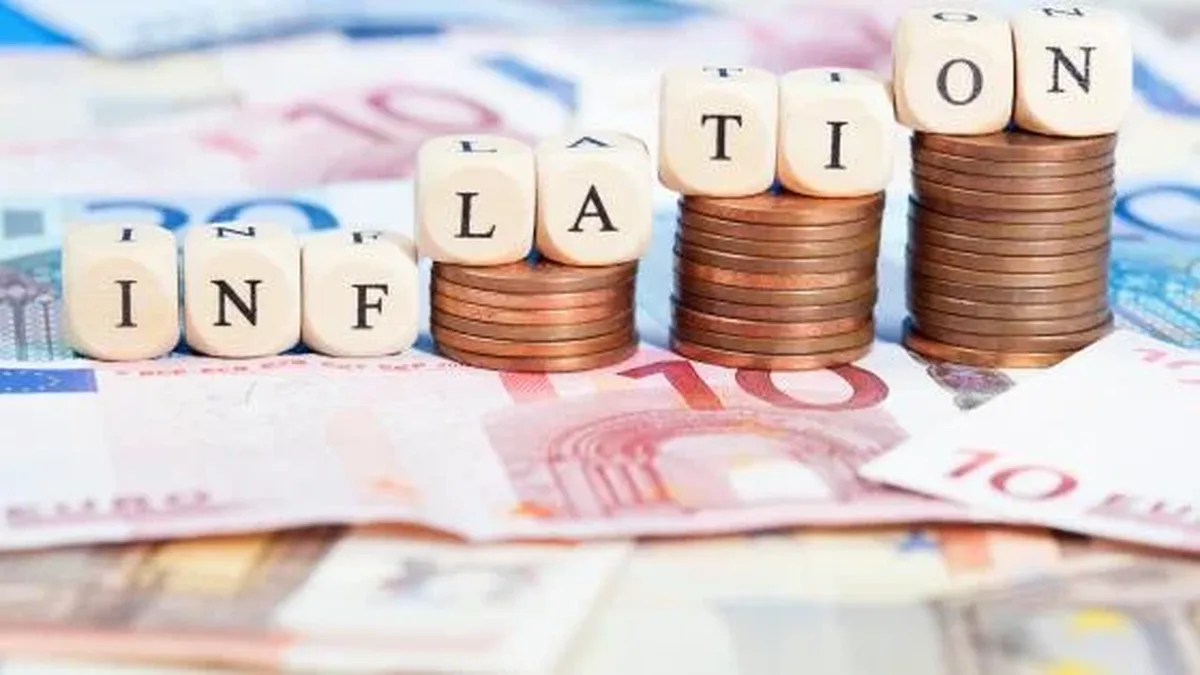 Lettres formant le mot inflation posées sur des billets en euros