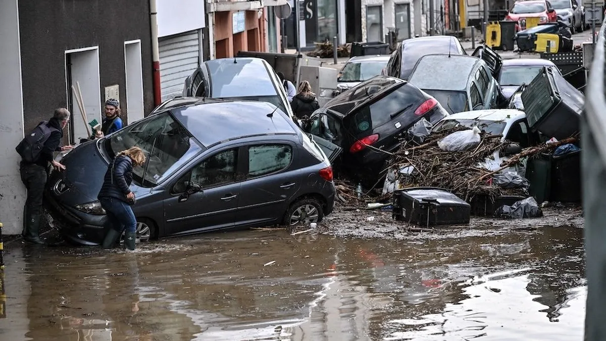 Voitures endommagées par les inondations dans une rue du Sud-Est
