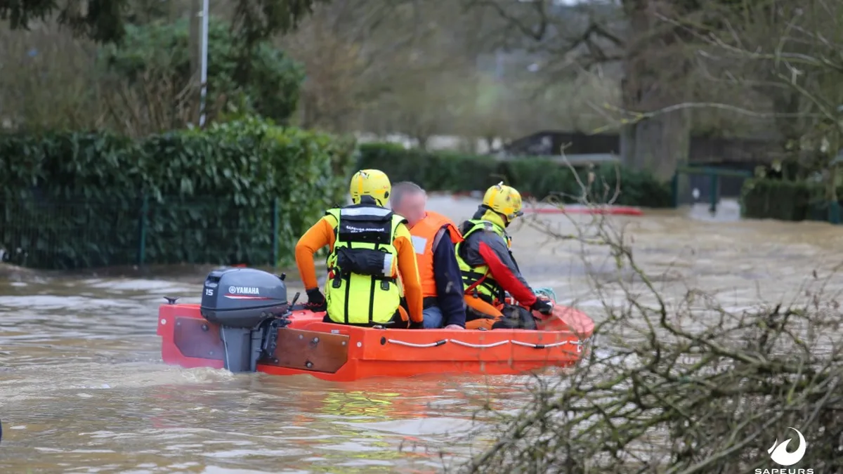 Sapeurs-pompiers en intervention lors d&rsquo;inondations