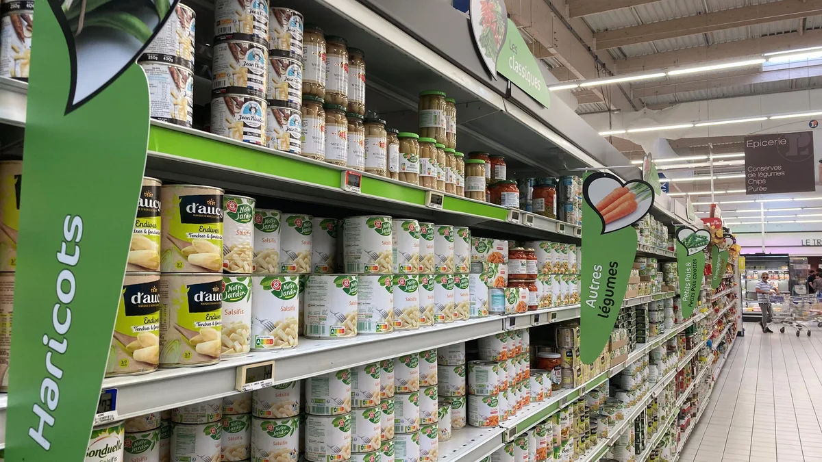 Rayon conserves dans un supermarché français
