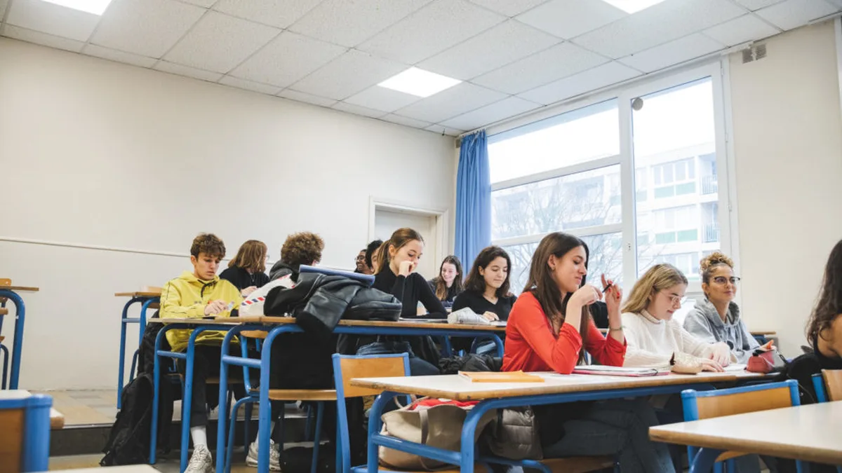 Des élèves en classe, dans un lycée