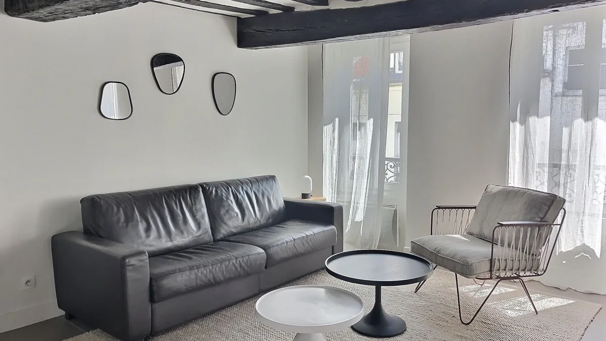 Des clés remises à un locataire dans un appartement meublé