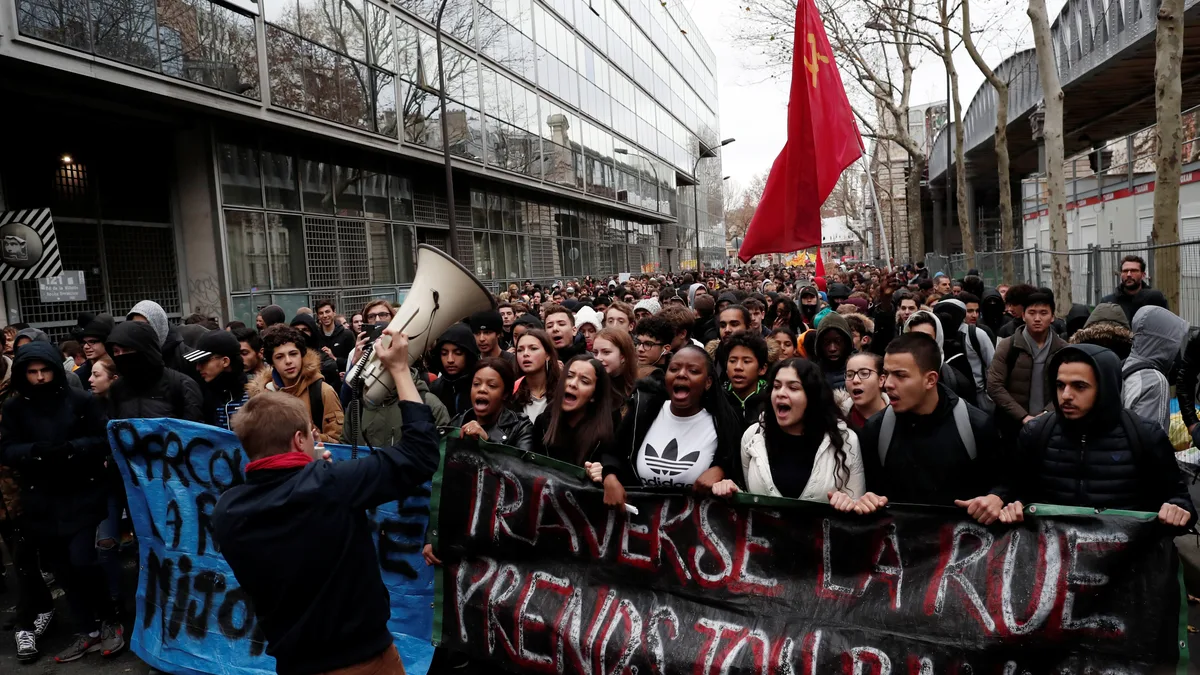 Des étudiants manifestent à Paris en soutien au mouvement lycéen