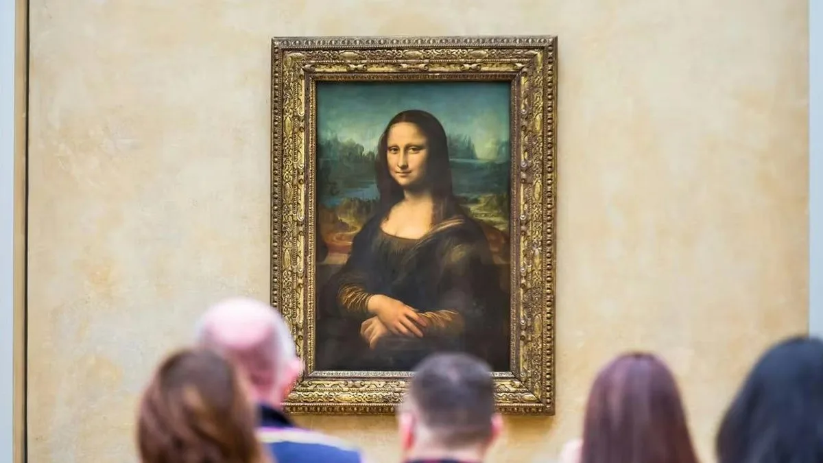 La Joconde au musée du Louvre, devant des visiteurs