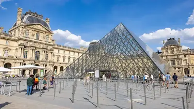 Louvre fermé ce lundi : 30 000 visiteurs devant portes closes, la Pyramide bloquée par des étudiants