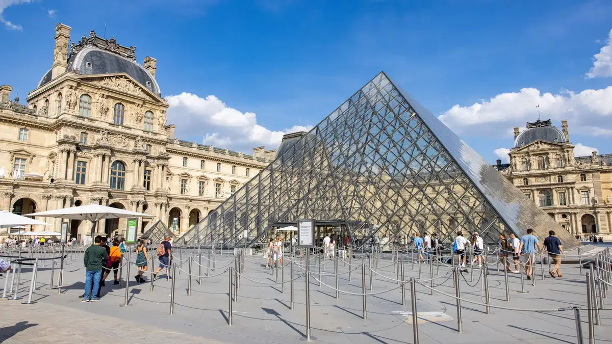 Louvre fermé ce lundi : 30 000 visiteurs devant portes closes, la Pyramide bloquée par des étudiants