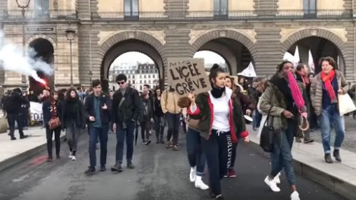 Des lycéens manifestent dans les rues de Paris