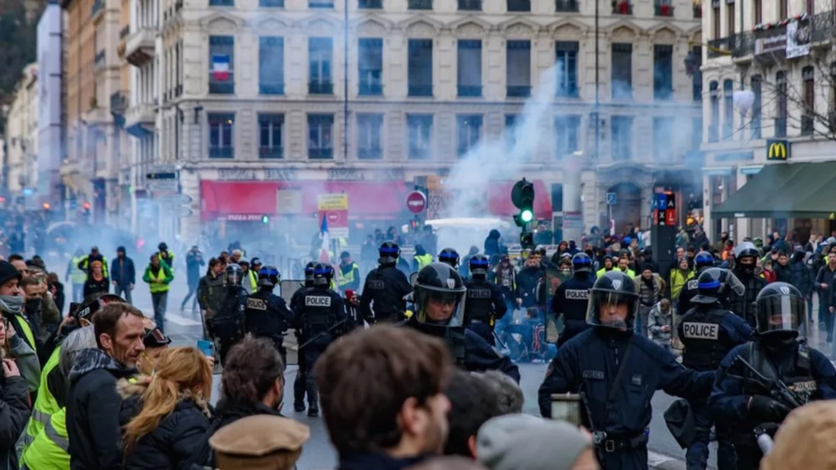 Forces de l&rsquo;ordre face à des manifestants dans une rue de France