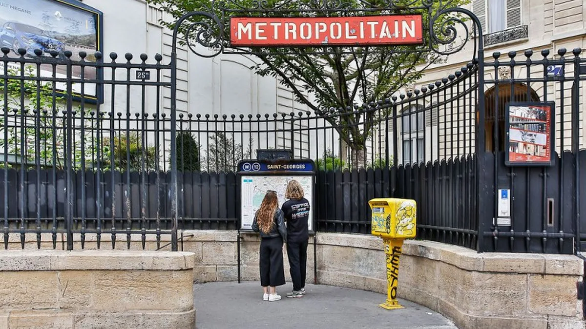 Une entrée de métro parisien