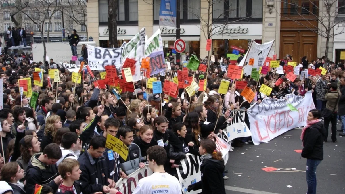 Des lycéens manifestent avec des banderoles dans une rue de Paris