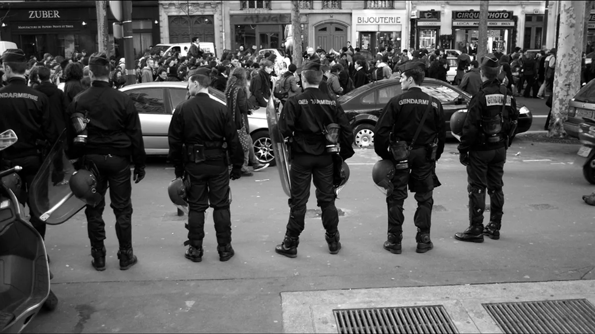 Des gendarmes face à la foule lors d&rsquo;une manifestation étudiante