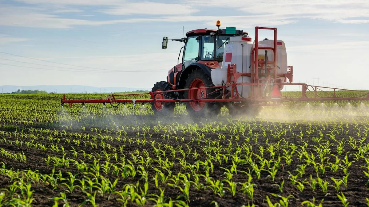 Un tracteur épand des produits phytosanitaires dans un champ