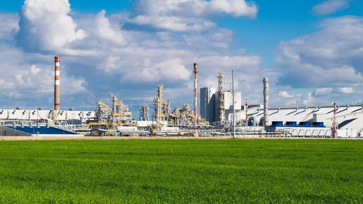 Une usine agrochimique vue depuis un champ