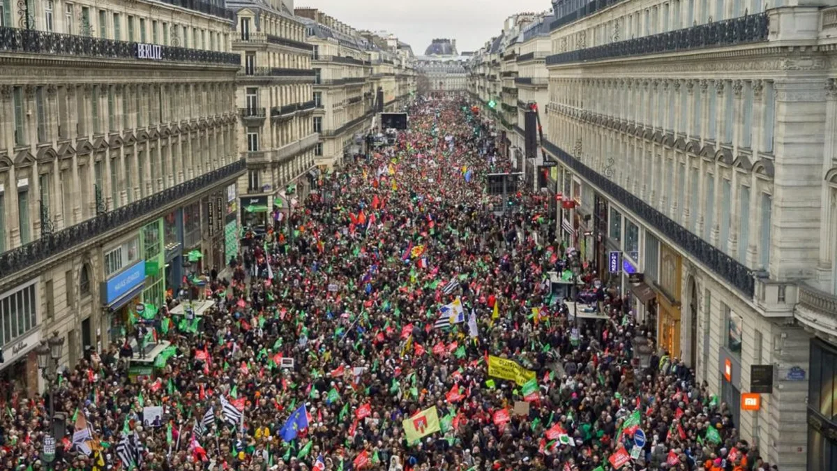 Un cortège dense dans une rue de Paris