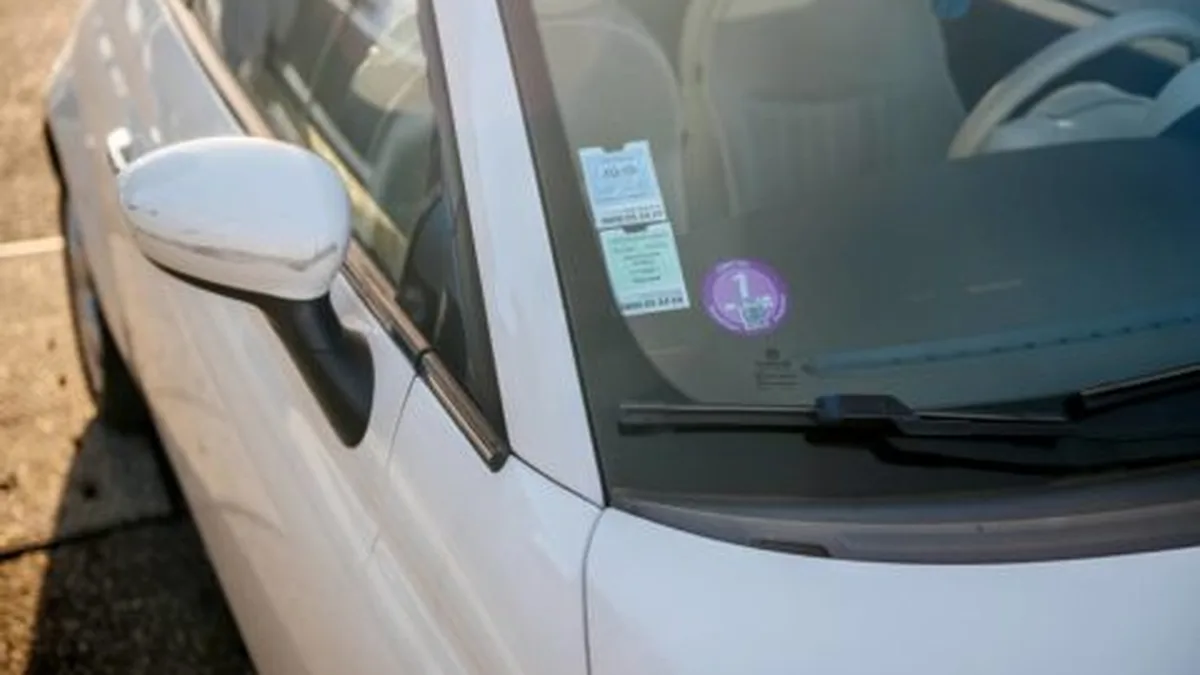 Pare-brise d&rsquo;une voiture portant une vignette