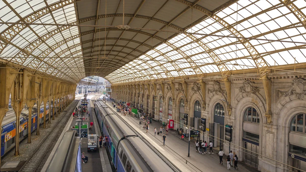 La verrière de la gare de Lyon à Paris, point de départ de nombreux voyages en Europe