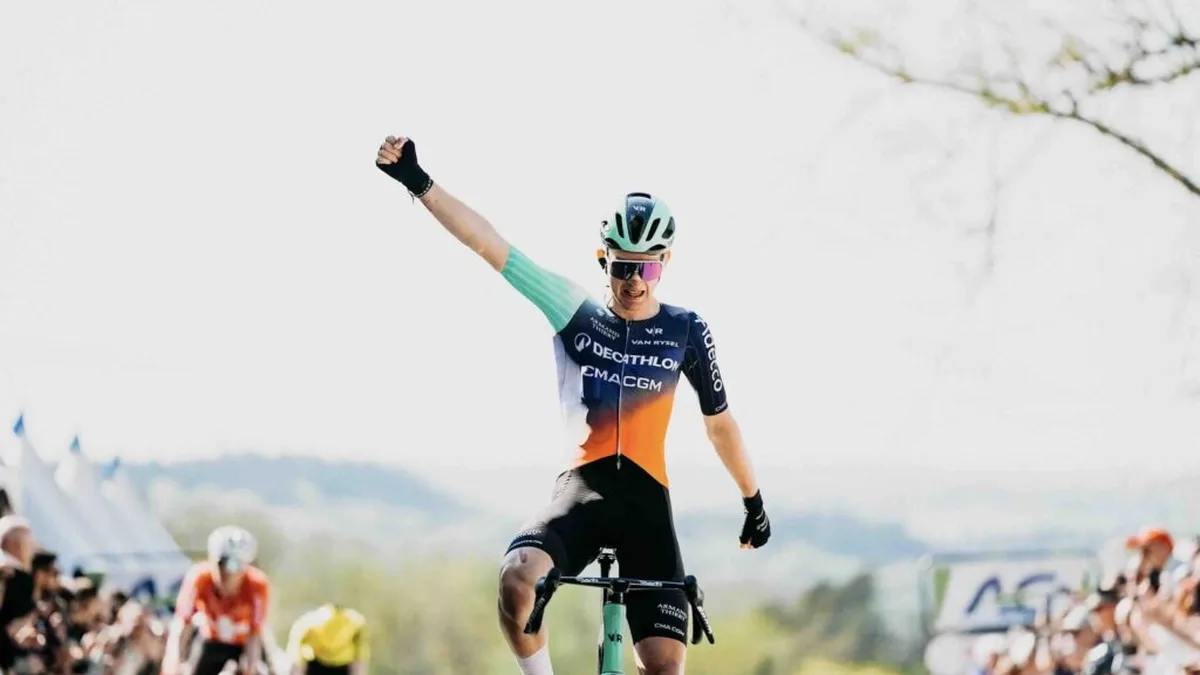 Paul Seixas lève le bras en signe de victoire
