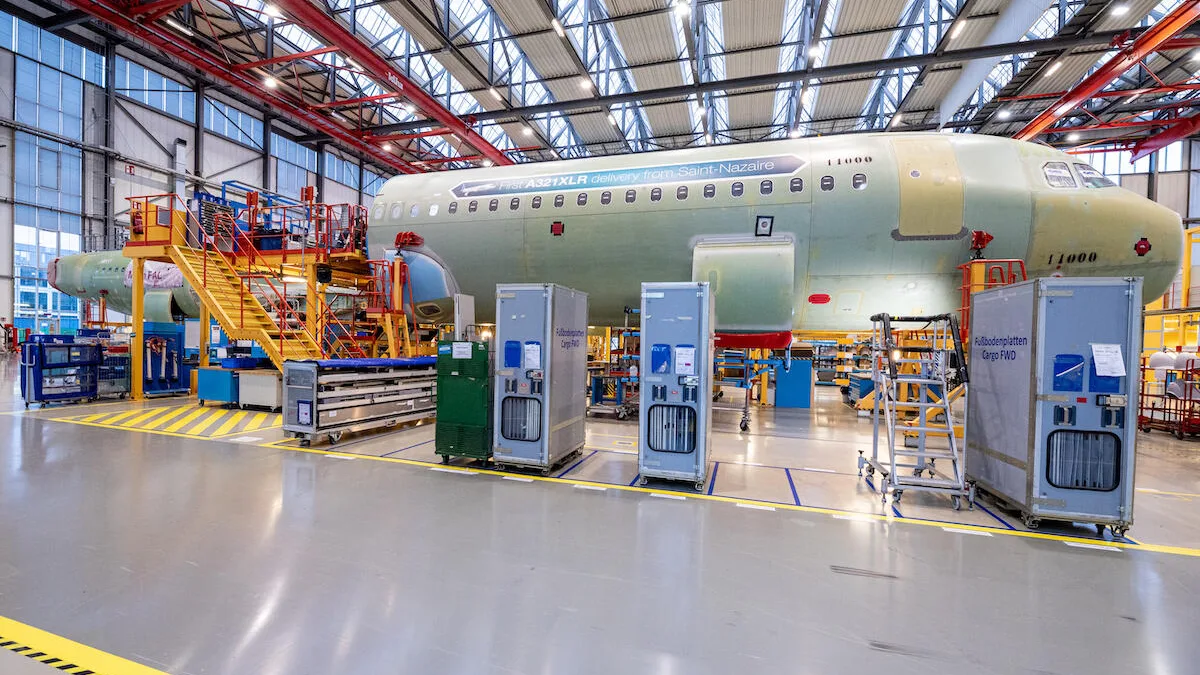 Un avion en cours d&rsquo;assemblage dans une usine aéronautique