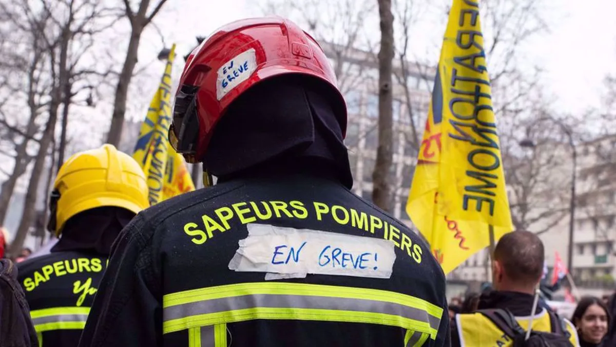 Des sapeurs-pompiers manifestent à Paris, fumigènes et pancartes