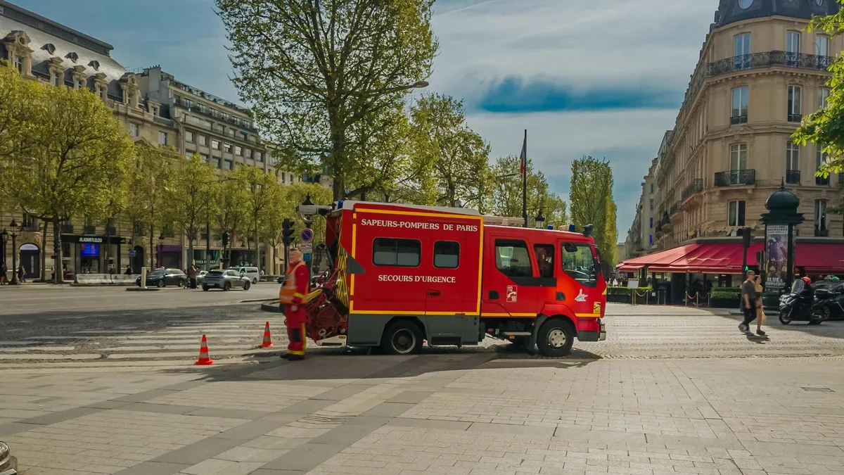 Un véhicule des sapeurs-pompiers de Paris dans les rues de la capitale