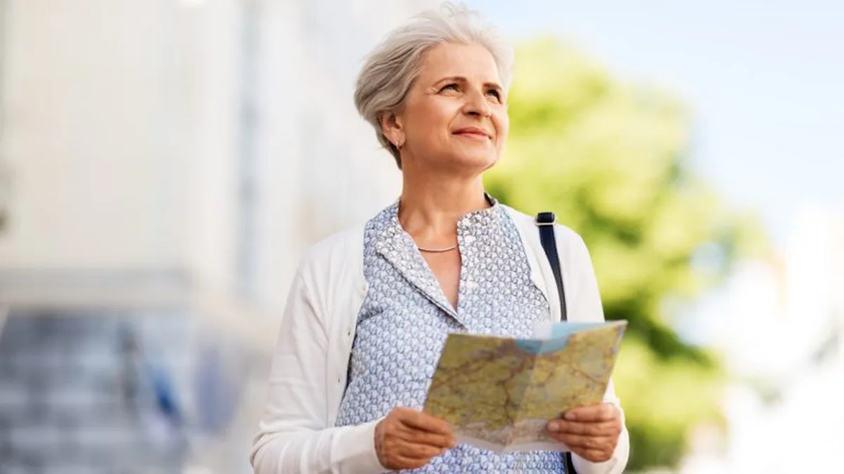 Une retraitée en voyage, carte à la main