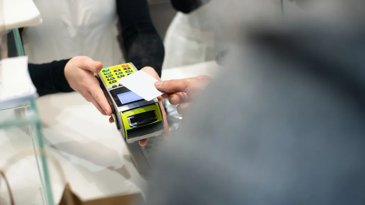 Un paiement par carte bancaire au terminal d&rsquo;un commerce (photo d&rsquo;illustration)