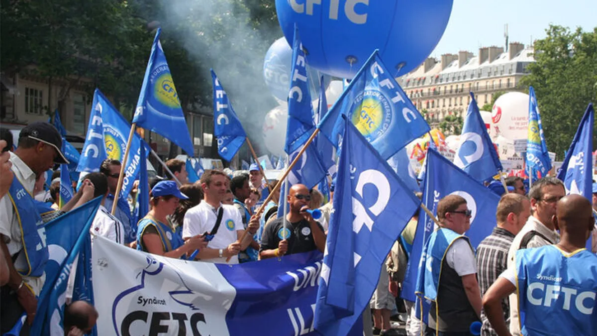Manifestation de fonctionnaires à Paris, avec les drapeaux des syndicats