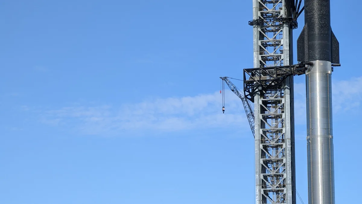Le lanceur Starship assemblé sur son pas de tir à Starbase, au Texas