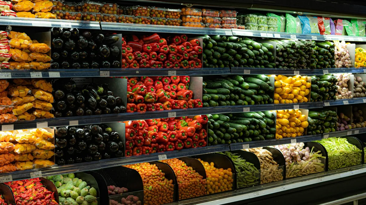 Des étals de fruits et légumes en supermarché, comme ceux que la proposition vise