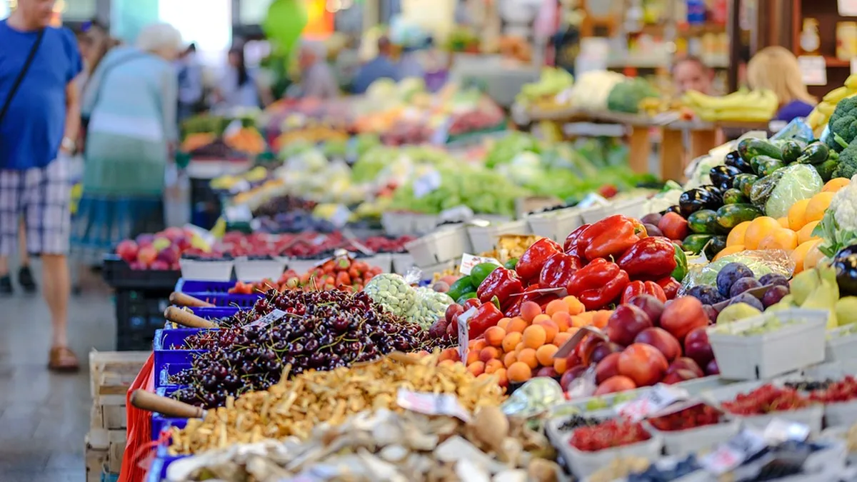 Un étal de marché coloré, fruits et légumes frais