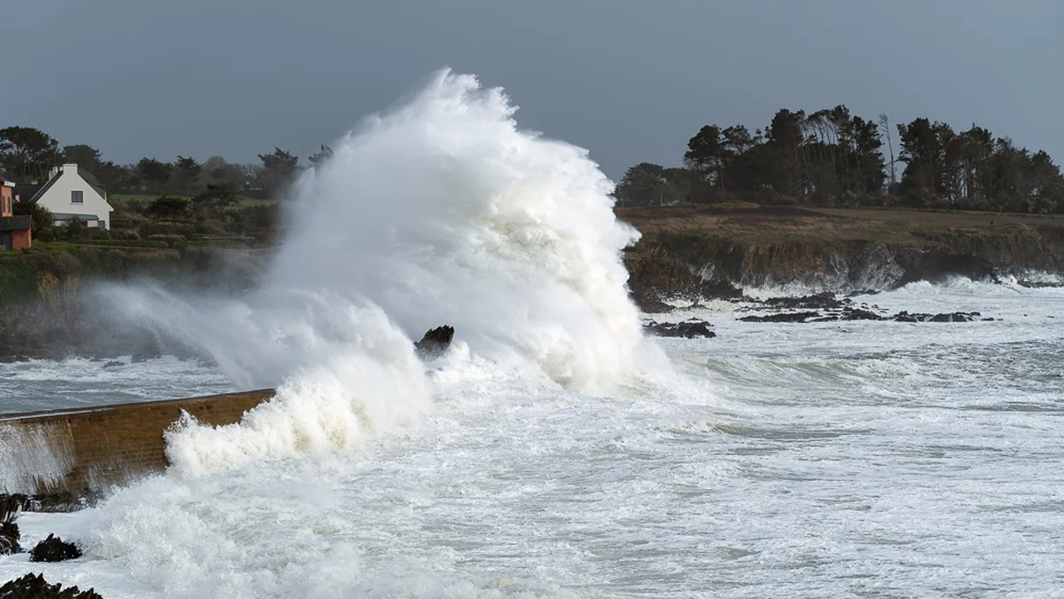 Mer déchaînée sur la côte bretonne pendant la tempête Austen