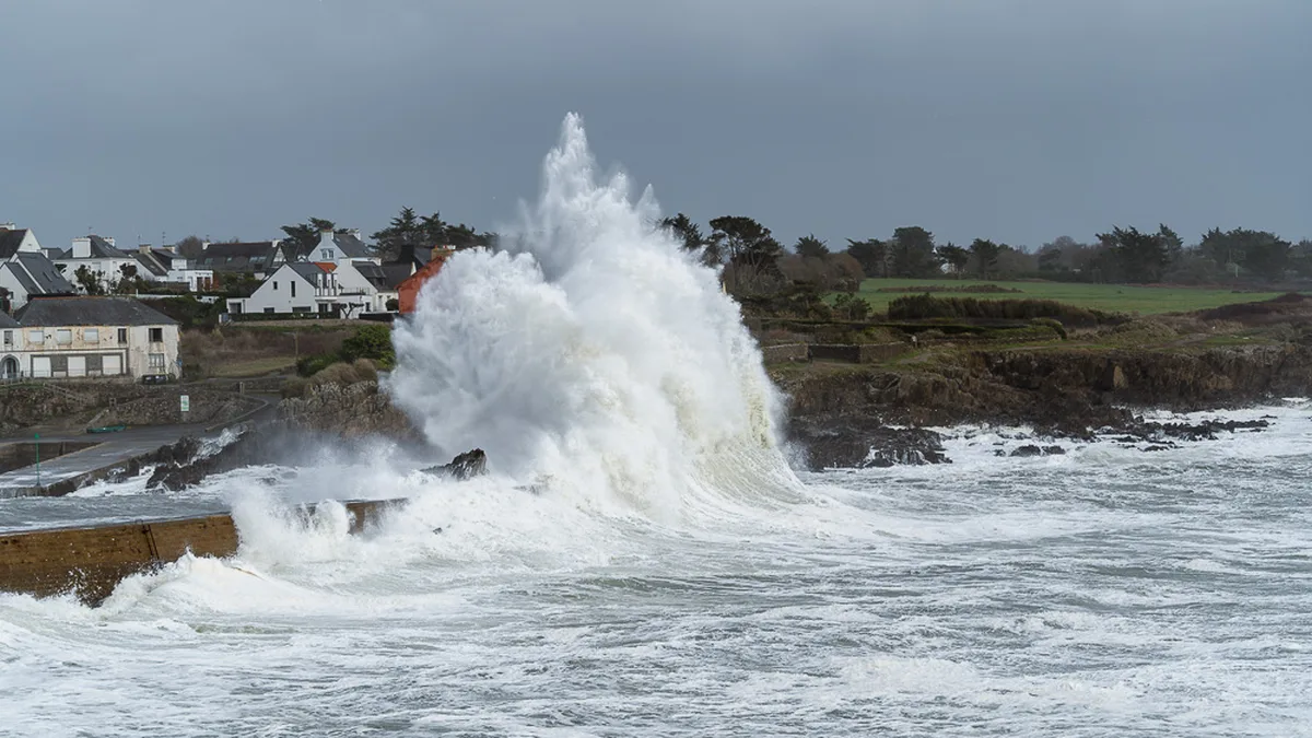 Tempête Austen : 161 000 foyers dans le noir, des rafales à 156 km/h, ce que ça change pour vous