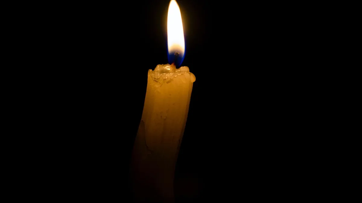 Une bougie allumée dans le noir, seule lumière d&rsquo;une maison privée d&rsquo;électricité