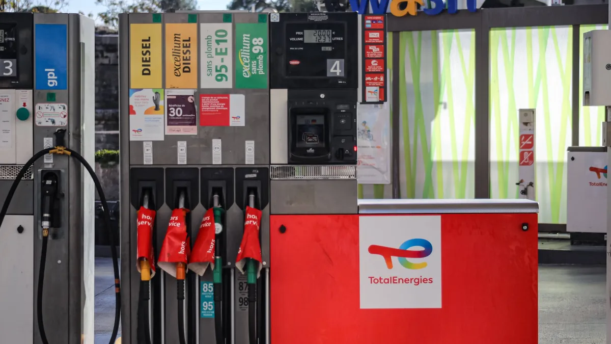 Des pompes TotalEnergies dans une station-service en France