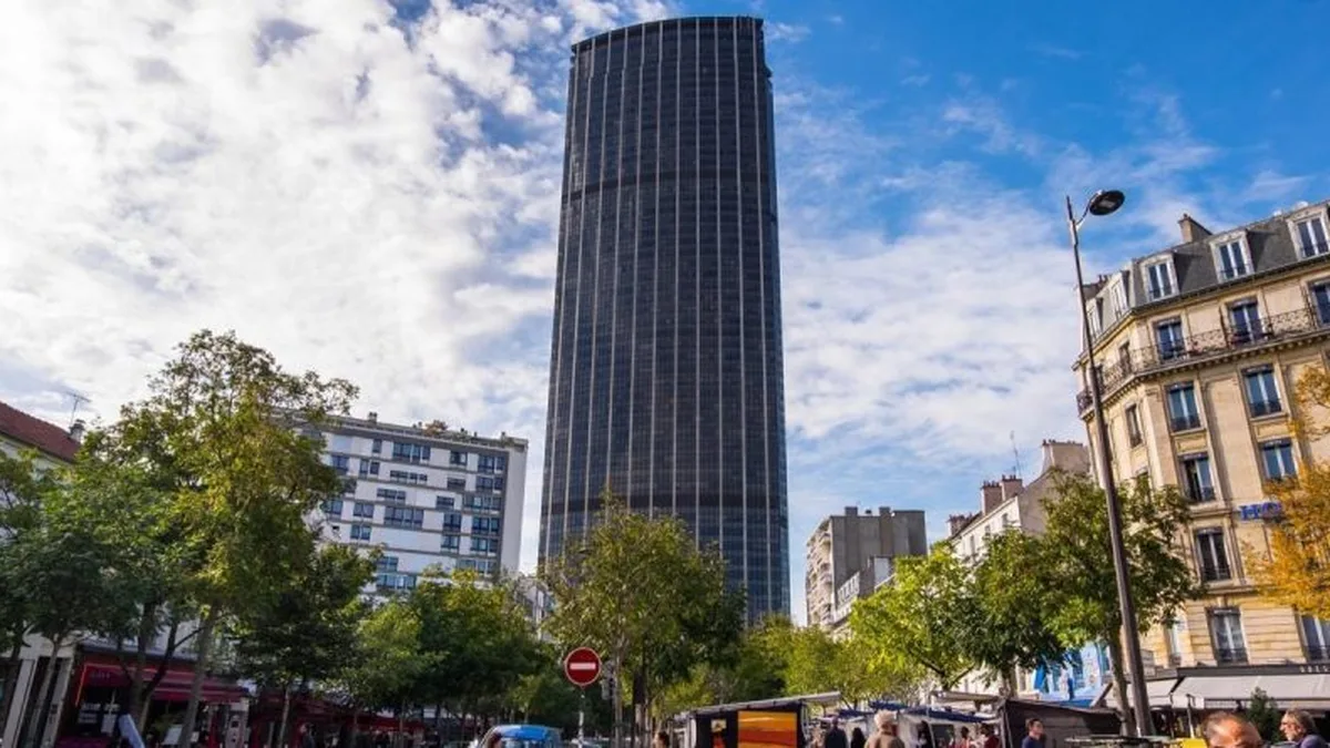 La tour Montparnasse vue depuis la rue, dans le 15e arrondissement de Paris
