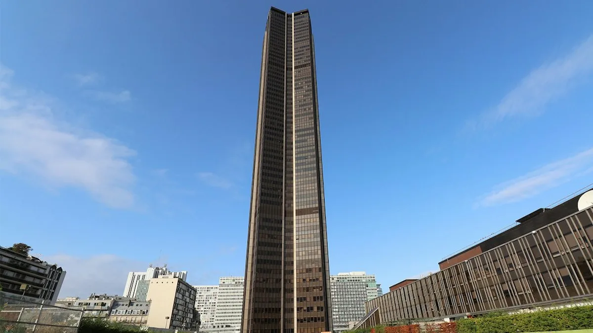 La tour Montparnasse et son parvis
