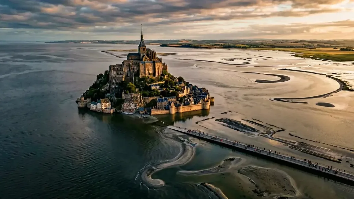Le Mont-Saint-Michel entouré par la mer à marée haute