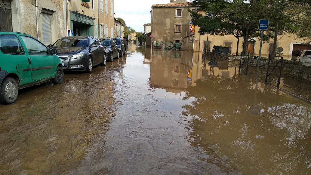 Une route départementale coupée par la montée des eaux dans le sud de la France