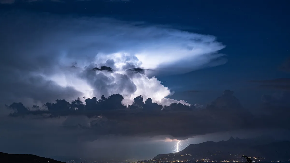 Un orage violent éclaire le ciel au-dessus du sud de la France