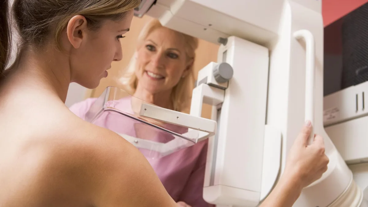 Une patiente réalise une mammographie de dépistage