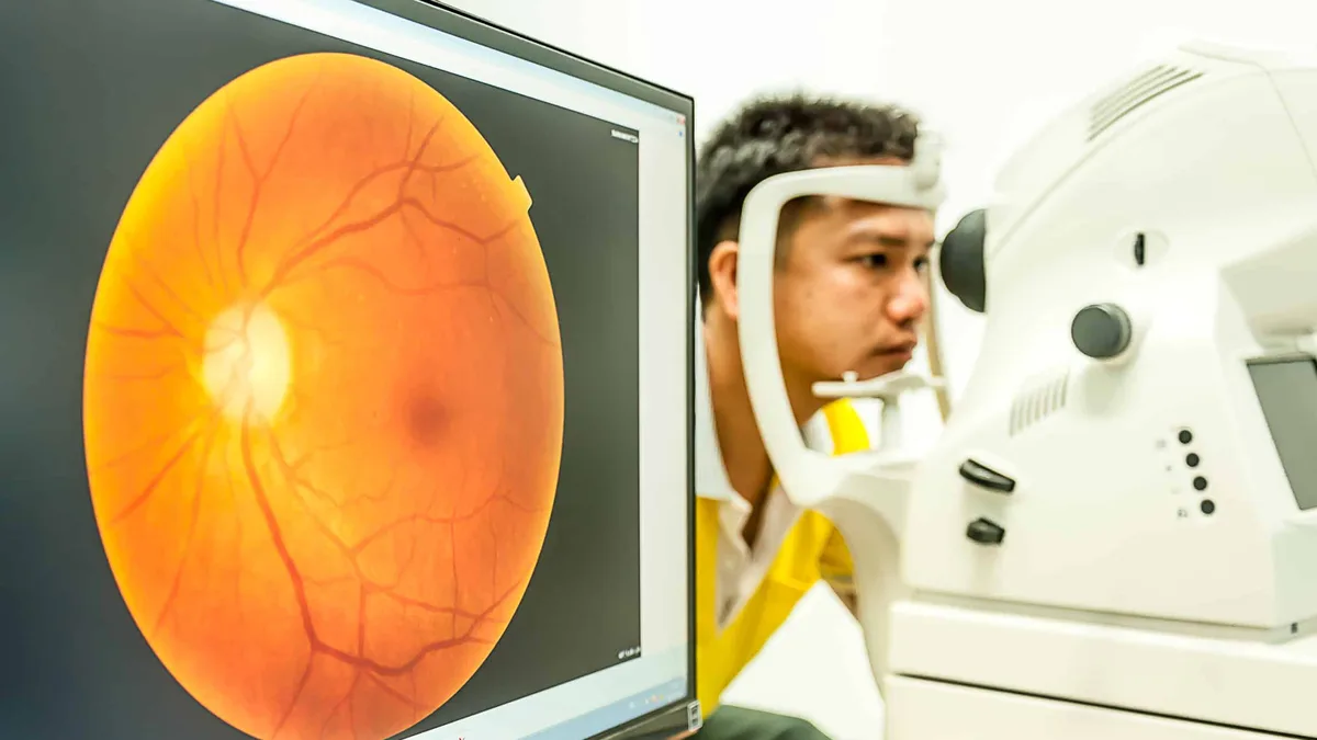 Un ophtalmologue examine l&rsquo;œil d&rsquo;un patient avec un appareil d&rsquo;imagerie rétinienne