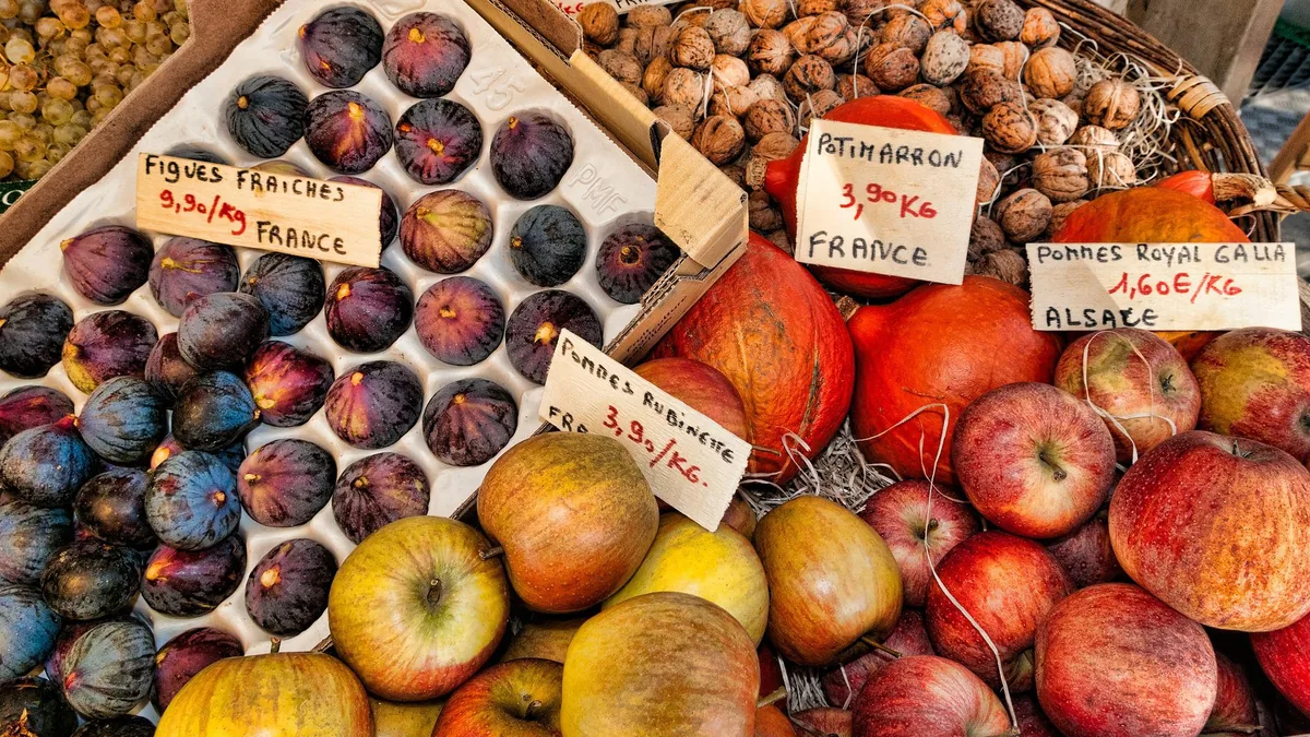 Figues fraîches, potimarron et pommes sur un étal de marché