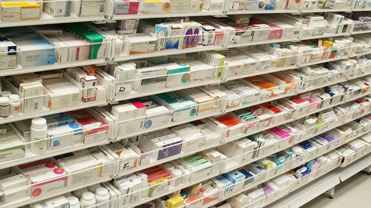 Rayonnages de médicaments dans une pharmacie française